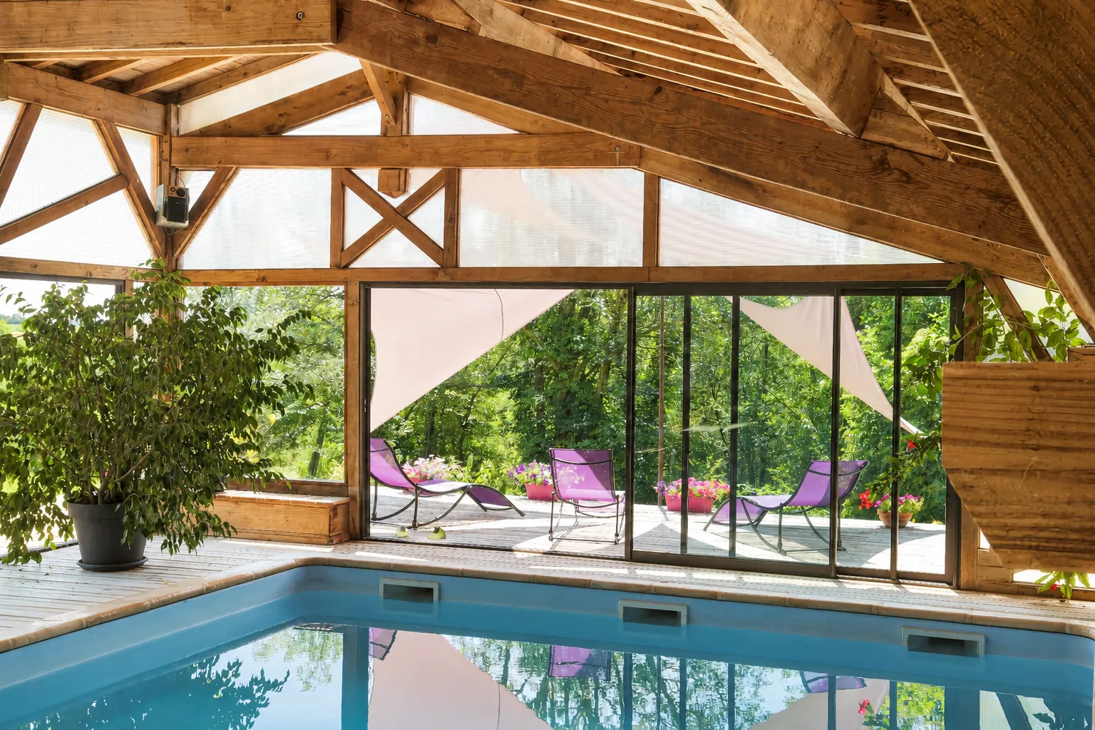 Vue extérieure de la piscine Saint-Robert et son cadre naturel