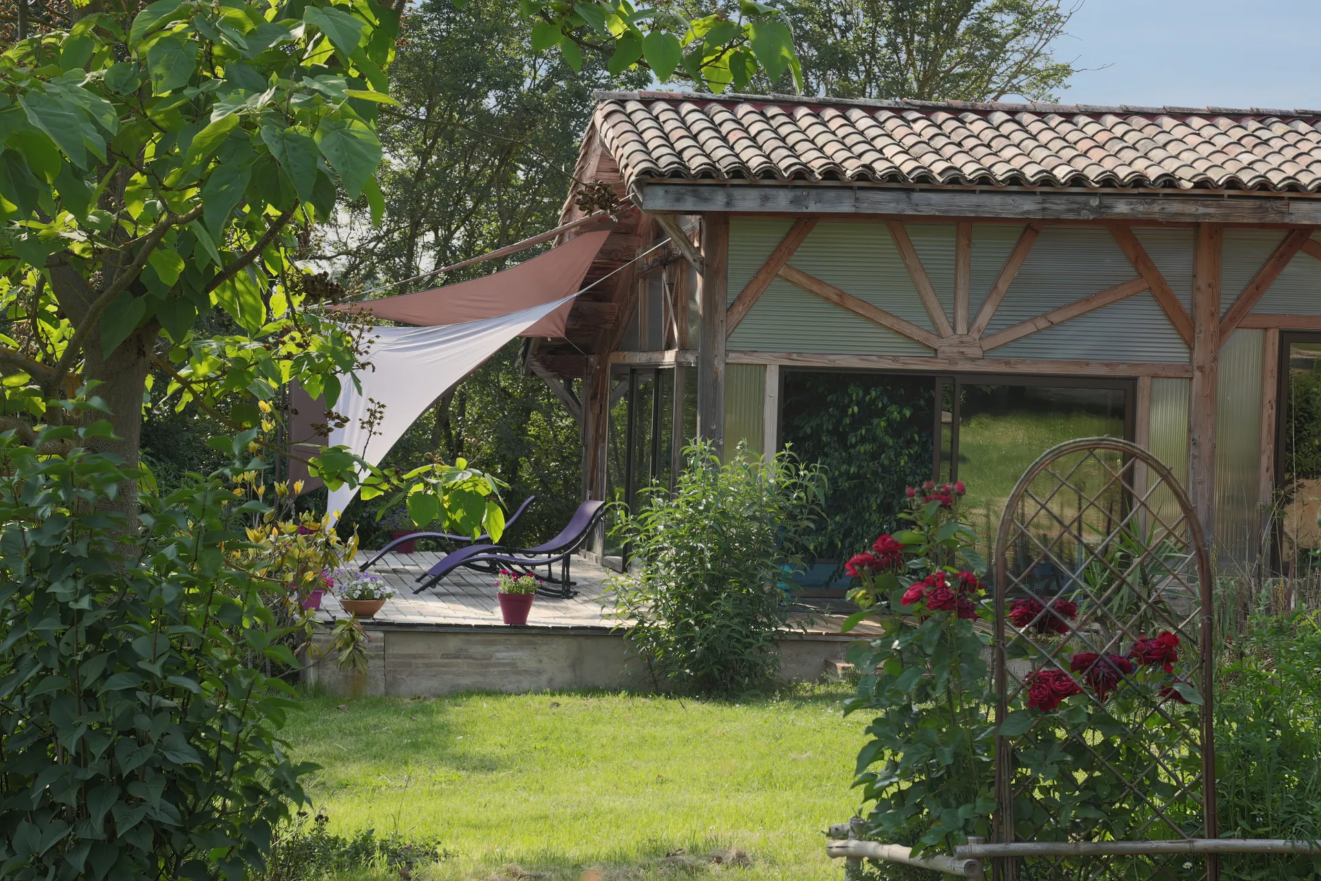 Terrasse de la piscine Saint-Robert entourée de nature à Rabastens dans le Tarn